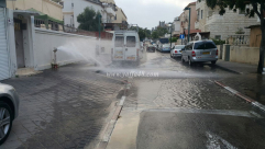 بالصور: شبان يتسببون بانقطاع المياه عن مئات العائلات في حي النزهة بيافا